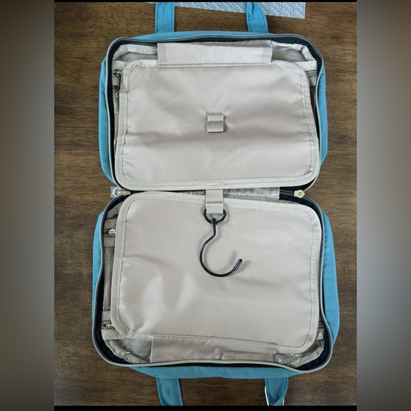 BAGSMART Toiletry Bag Travel Bag with Hanging Hook, Water-resistant Makeup bag - Picture 3 of 4